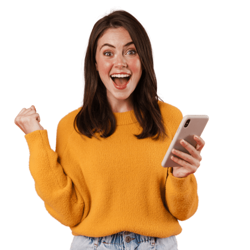 Mujer emocionada con celular